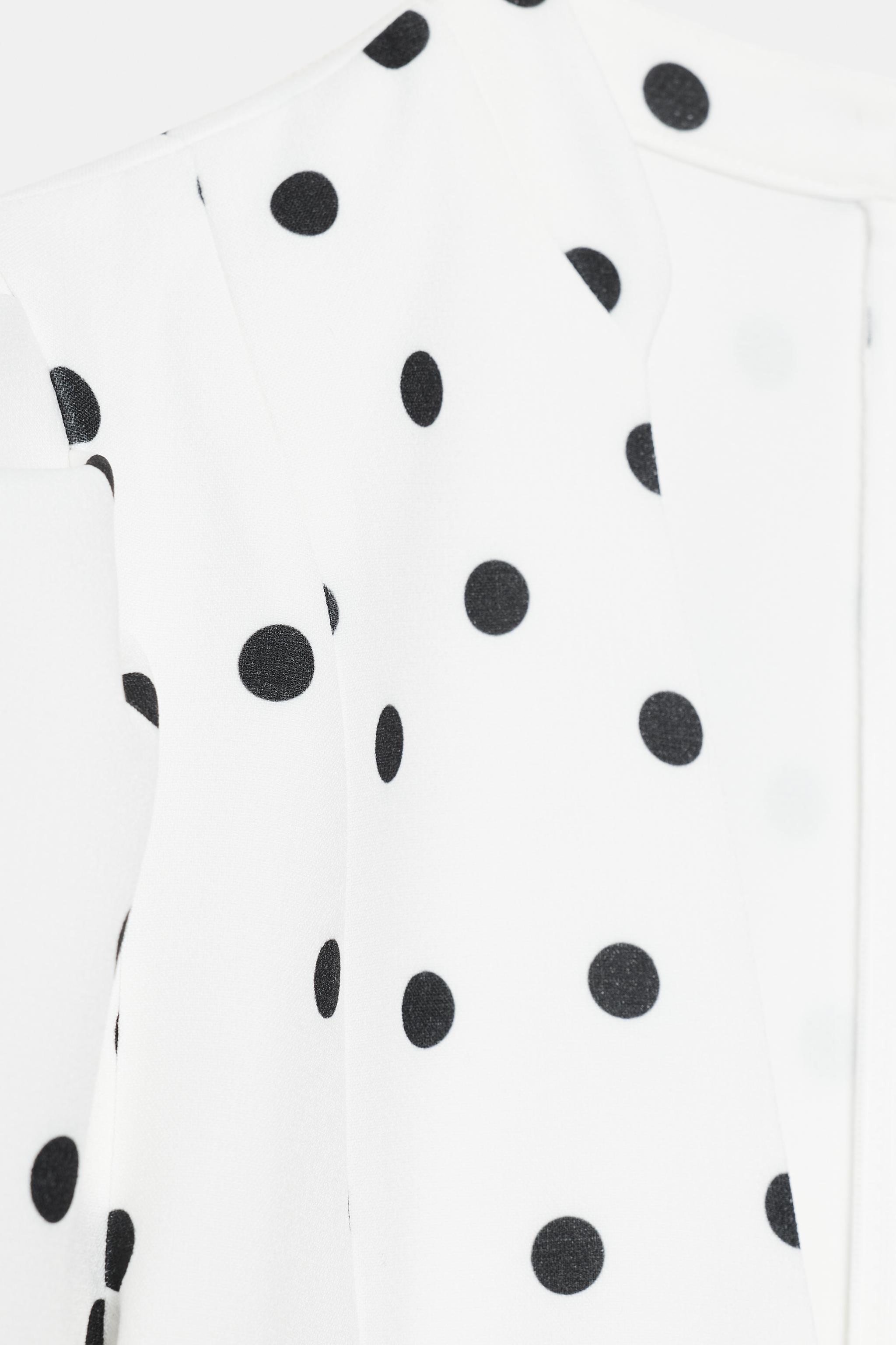 ROBE COURTE À MANCHES BOUFFANTES